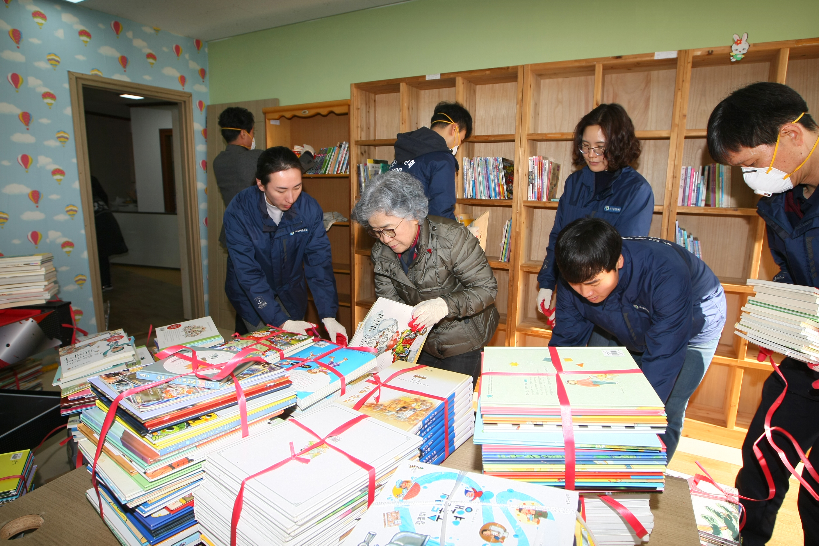 Chairperson Pak Un Jong and ACRC employees visited a local orphanage and gave helping hands to move the facility
