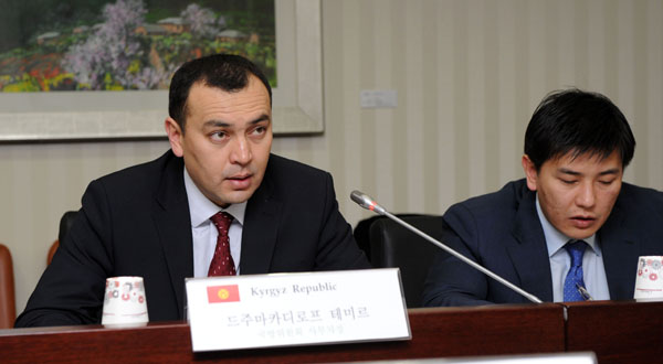 드주마카디로프 테미르 국방위원회 사무차장이 키르기즈의 현황 및 반부패 정책을 소개하고 있다.