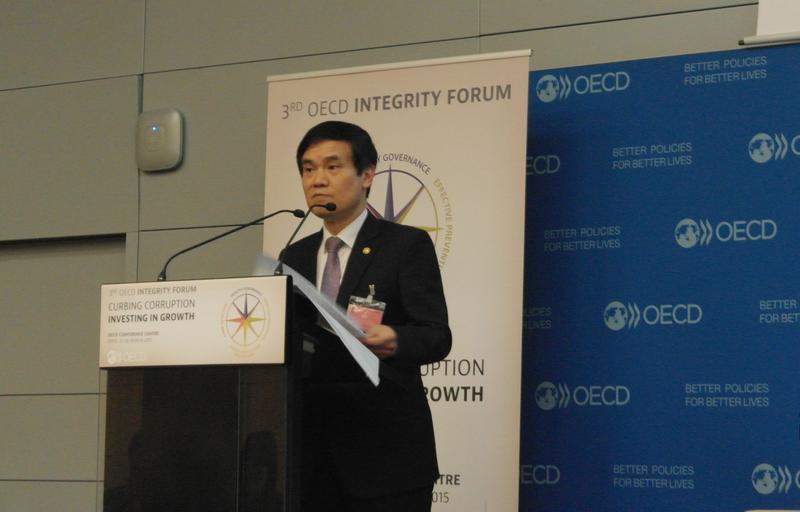 민권익위원회 이성보 위원장이 25일 프랑스 파리에서 열린 OECD 반부패포럼에 참석해 '청탁금지법'을 주제로 개막연설을 하고 있다.