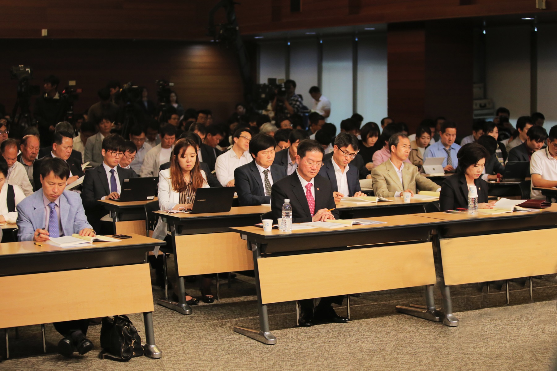 국민권익위원회(위원장 성영훈)는 24일 오후 서울 포스트타워에서 「부정청탁 및 금품등 수수의 금지에 관한 법률(이하 청탁금지법)」 시행령 입법예고안에 대한 공청회를 개최했다.