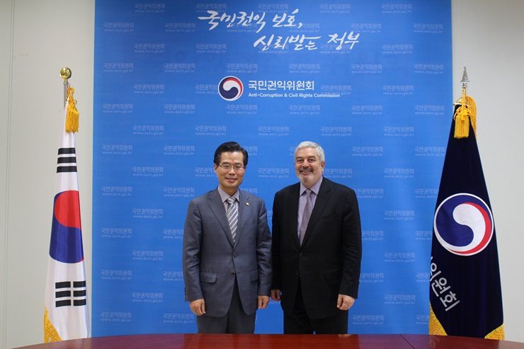 국민권익위원회 박경호 부위원장(왼쪽, 부패방지)이 6일 오후 권익위 서울종합민원사무소에서 맥디 마르네티즈-솔리만 유엔개발계획(UNDP) 총재보와 만나 한국의 반부패정책을 소개하고 협력 방안 등을 논의하였다.