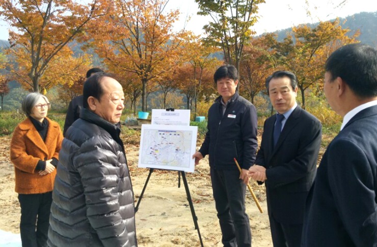 국민권익위원회 최학균 상임위원(오른쪽 두번째)이 11일 대구 달성군 죽곡지구 민원현장에서 관계자로부터 '대구외곽순환고속도로 신설로 인한 인근 아파트의 소음과 분진 피해 대책마련을 요구'하는 내용의 고충민원을 청취하고 있다.